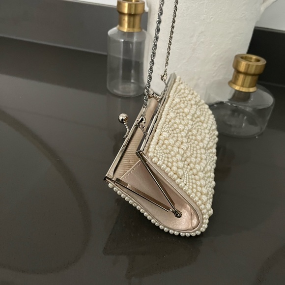 Pearl Clutch on a chain-beautiful clutch perfect for any occasion! - Picture 4 of 6